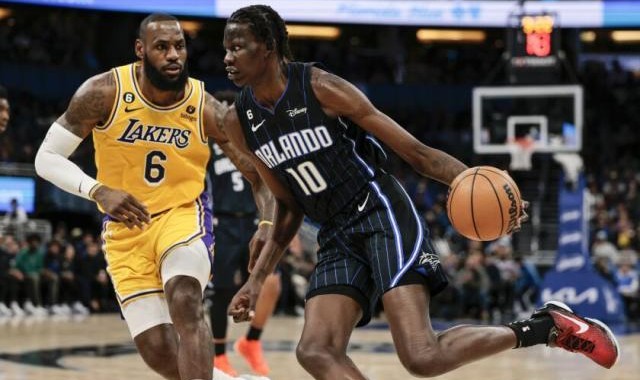 团结的湖人克服高度劣势，集体力量助他们结束连败